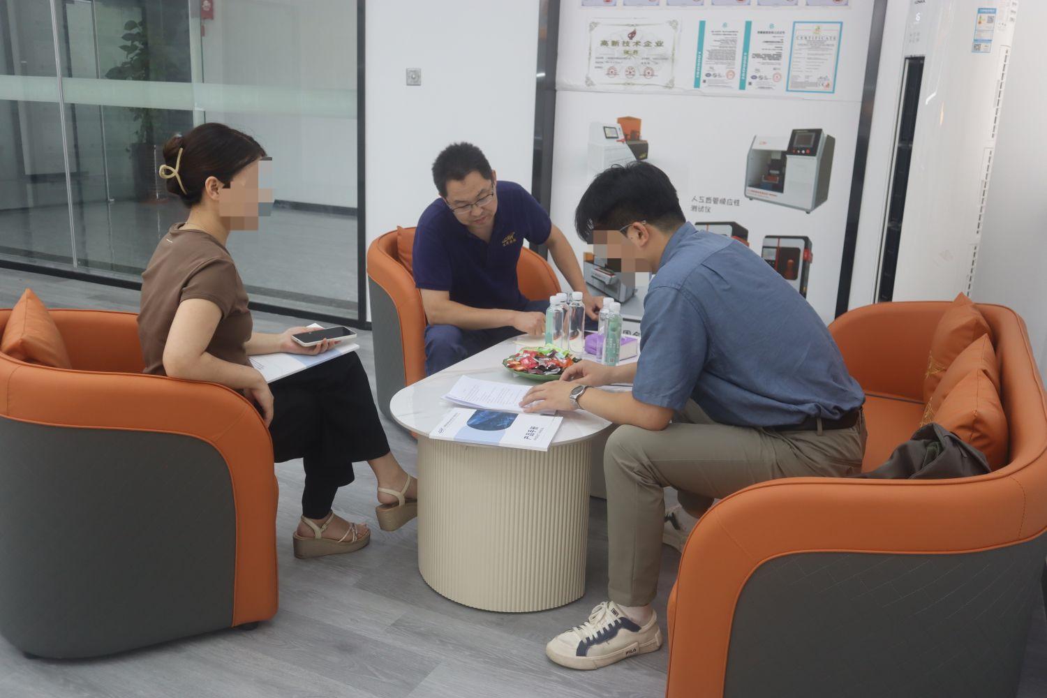 口罩泄漏测试仪:上海xxxx公司到我司上海诚卫参观设备