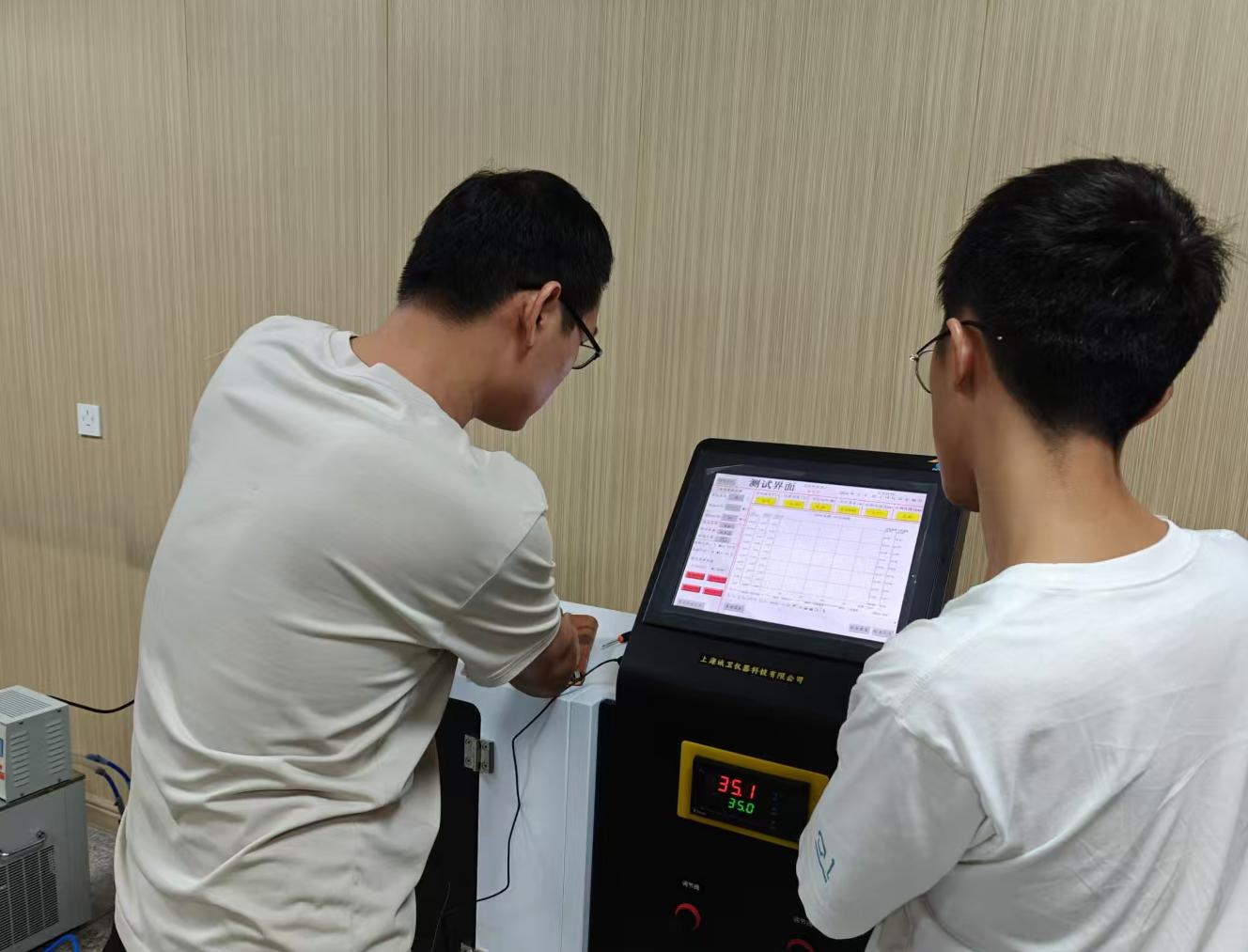 双平板导热系数测试仪：上海诚卫为上海xxxx公司提供售后培训