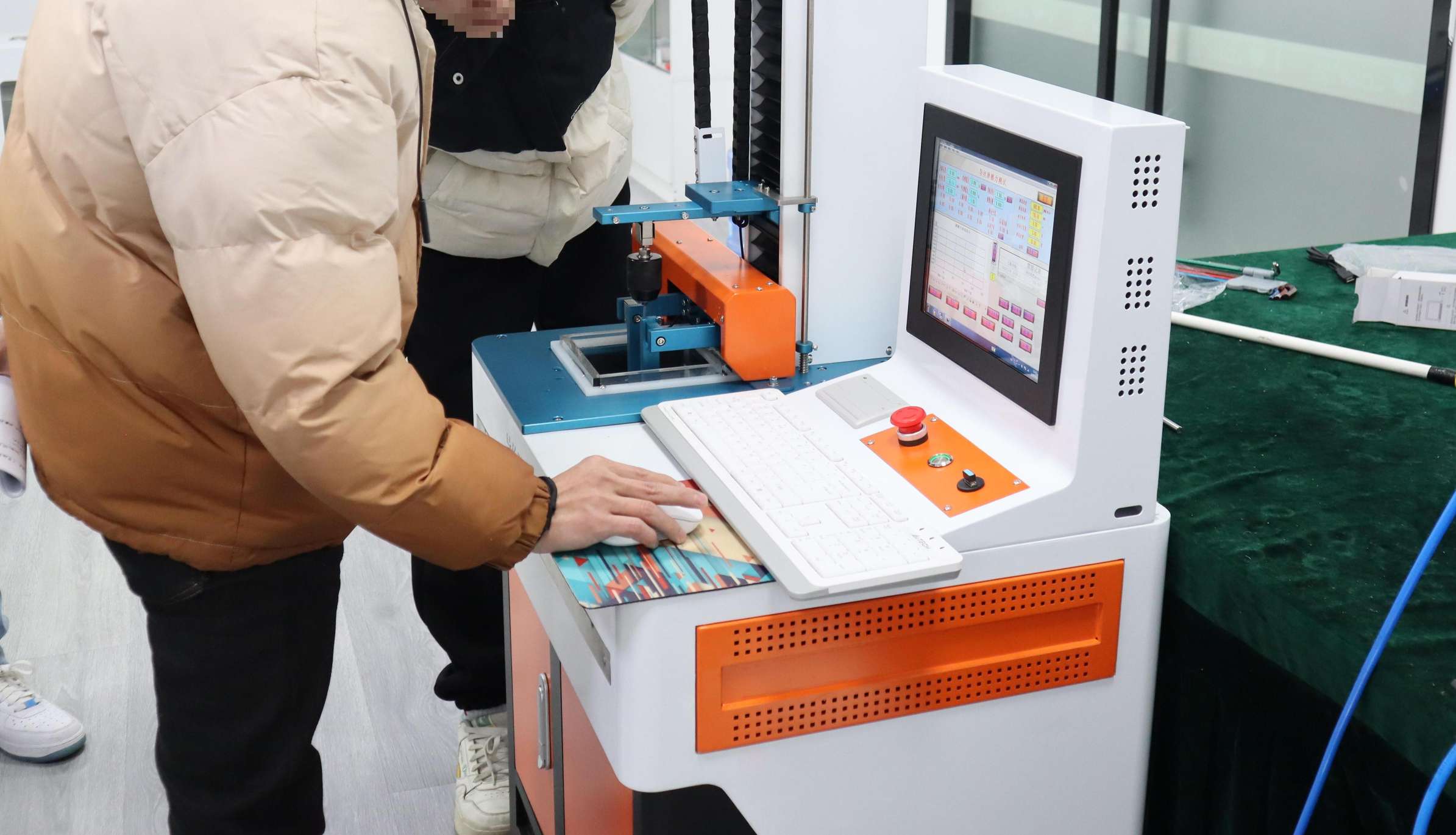 导丝滑动性能测试仪：江苏xx有限公司到访诚卫参观仪器