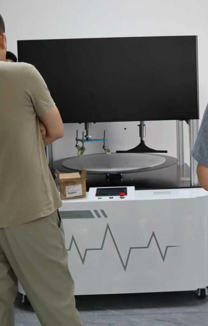 地毯脚轮耐磨试验机：上海xx公司到访上海诚卫参观设备